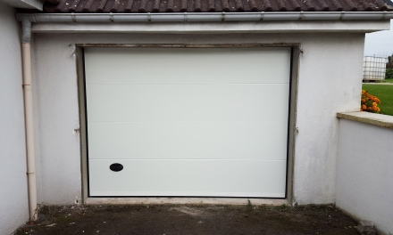 Porte de garage sectionnelle BLANC Panneau lisse à Grougis (02)